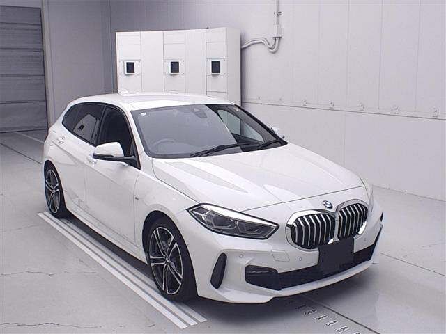 2021 BMW 1 Series 118d M Sport - photo 1 2021 BMW 1 Series 118d M Sport White Sedan for sale, Japanese used car export - photo 1 of 11 | GULJI TRADERS