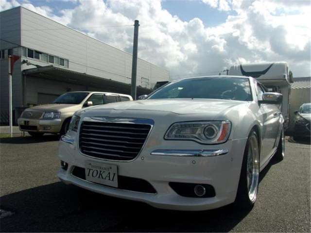 2013 Chrysler 300 300 Limited White Sedan for sale, Japanese used car export - photo 1 of 26 | GULJI TRADERS