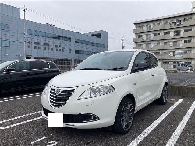 2013 Chrysler Ypsilon Sedan for sale, Japanese used car export - photo 1 of 21 | GULJI TRADERS