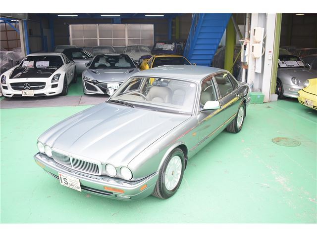 1995 Daimler Double Six One-Owner Medical Double Six One-Owner Medical Corporation 17 Record Books Warranty Card Instruction Manual Green Sedan for sale, Japanese used car export - photo 1 of 50 | GULJI TRADERS