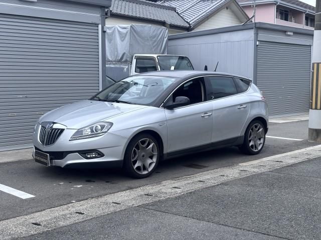 2011 Lancia Delta 1.4 - photo 1 2011 Lancia Delta 1.4 Silver Sedan for sale, Japanese used car export - photo 1 of 9 | GULJI TRADERS