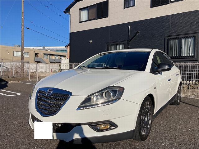 2014 Lancia Delta White Sedan for sale, Japanese used car export - photo 1 of 27 | GULJI TRADERS