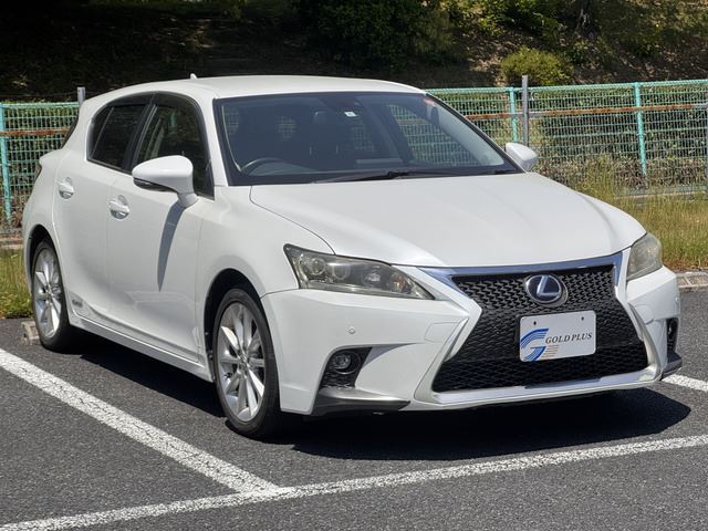 2011 Lexus CT CT200h - photo 1 2011 Lexus CT CT200h Pearl Sedan for sale, Japanese used car export - photo 1 of 28 | GULJI TRADERS