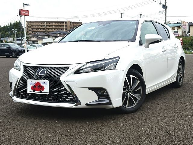 2017 Lexus CT CT200h Version C Pearl Sedan for sale, Japanese used car export - photo 1 of 9 | GULJI TRADERS