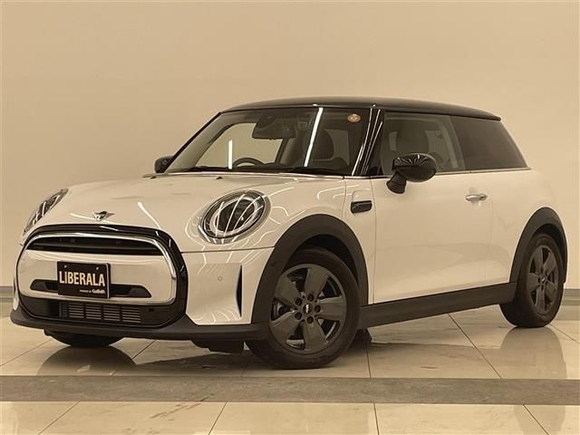 2023 MINI Hatch D - photo 1 2023 MINI Hatch D White Sedan for sale, Japanese used car export - photo 1 of 24 | GULJI TRADERS