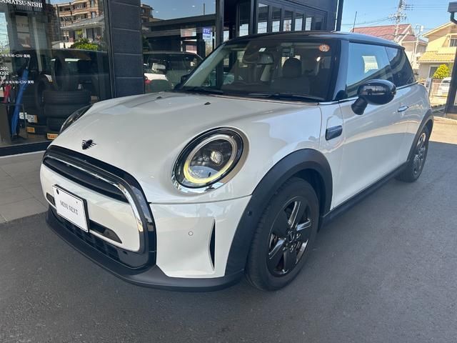 2023 MINI Hatch Cooper Premium Plus Package - photo 1 2023 MINI Hatch Cooper Premium Plus Package White Sedan for sale, Japanese used car export - photo 1 of 9 | GULJI TRADERS