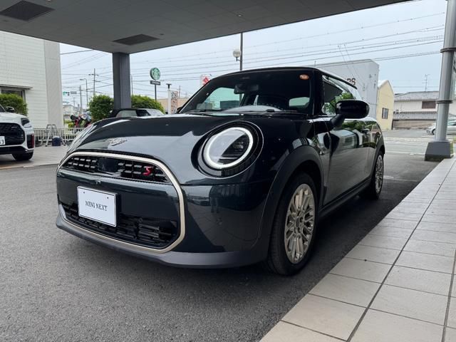 2024 MINI Hatch Cooper S Favorite Trim - photo 1 2024 MINI Hatch Cooper S Favorite Trim Other Sedan for sale, Japanese used car export - photo 1 of 8 | GULJI TRADERS