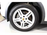 2014 Porsche Cayenne 4WD SUV for sale, Japanese used car export - photo 35 of 80 | GULJI TRADERS