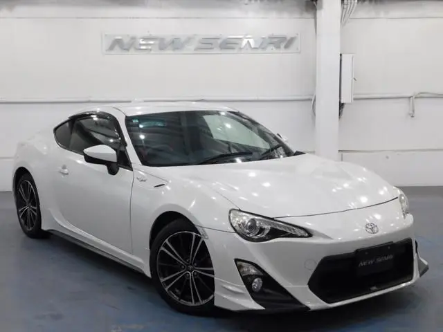 2013 Toyota 86 2.0 GT, AIS certified, TRD aero &amp; muffler Pearl Coupe for sale, Japanese used car export - photo 1 of 20 | GULJI TRADERS