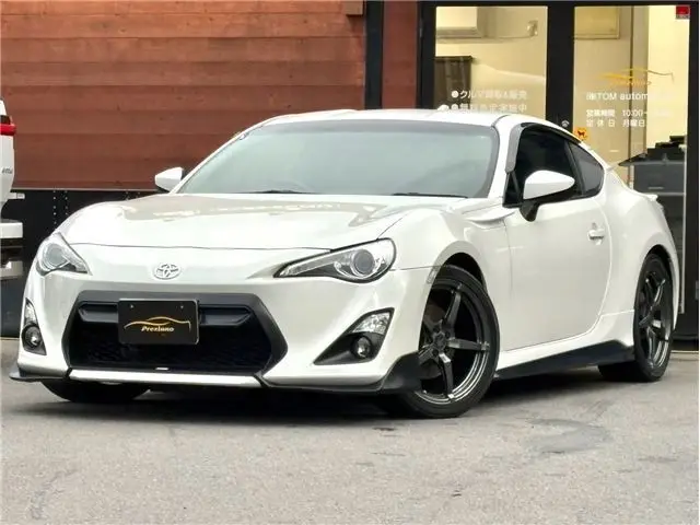 2015 Toyota 86 14R Pearl Coupe for sale, Japanese used car export - photo 1 of 41 | GULJI TRADERS