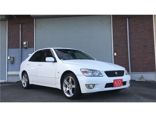 2001 Toyota Altezza RS200 Z Edition White Sedan for sale, Japanese used car export | GULJI TRADERS