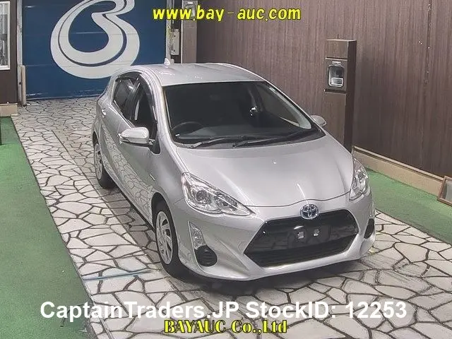 2015 Toyota Aqua - photo 1 2015 Toyota Aqua Silver Sedan for sale, Japanese used car export | GULJI TRADERS