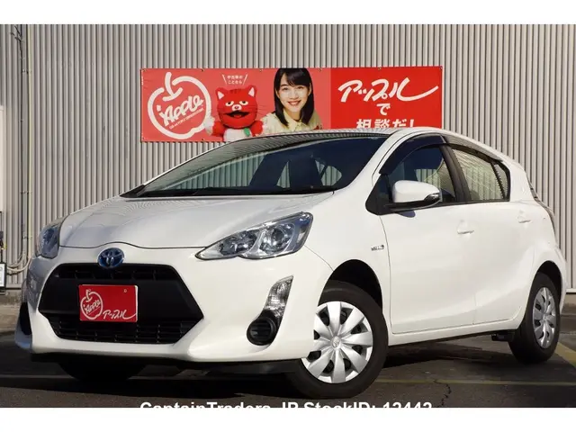 2017 Toyota Aqua - photo 1 2017 Toyota Aqua White Sedan for sale, Japanese used car export | GULJI TRADERS