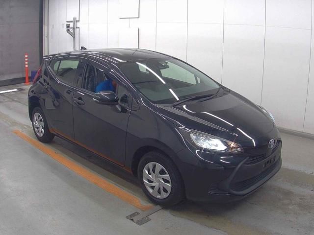 2021 Toyota Aqua B - photo 1 2021 Toyota Aqua B Sedan for sale, Japanese used car export - photo 1 of 6 | GULJI TRADERS
