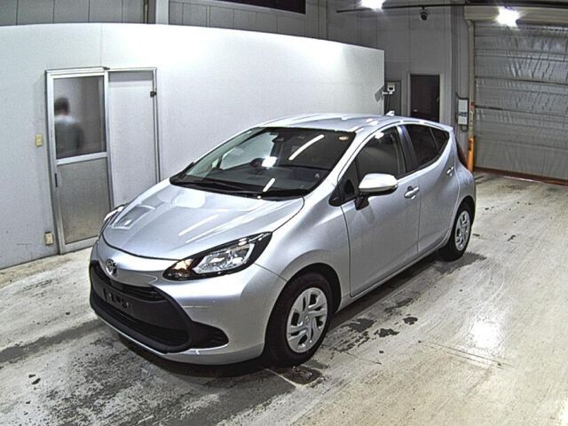 2022 Toyota Aqua X - photo 1 2022 Toyota Aqua X Sedan for sale, Japanese used car export - photo 1 of 5 | GULJI TRADERS