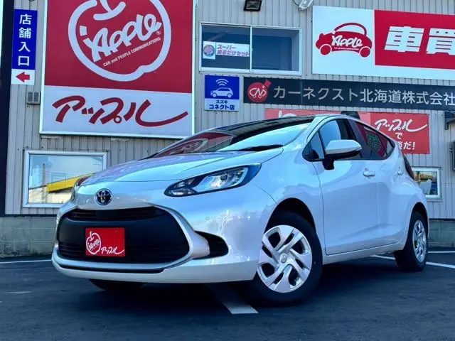 2025 Toyota Aqua 1.5 G E-Four 4WD White Sedan for sale, Japanese used car export | GULJI TRADERS