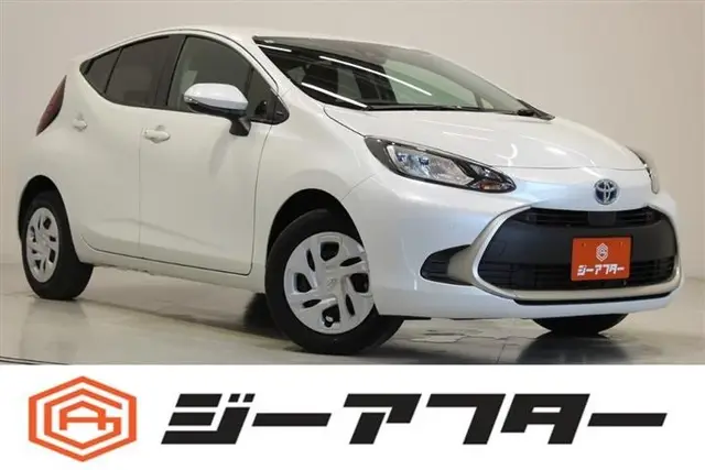 2025 Toyota Aqua 1.5 G 4WD White Sedan for sale, Japanese used car export | GULJI TRADERS