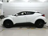 2022 Toyota C-HR G-Mode Nero Safety Plus 3 Pearl SUV for sale, Japanese used car export - photo 4 of 12 | GULJI TRADERS