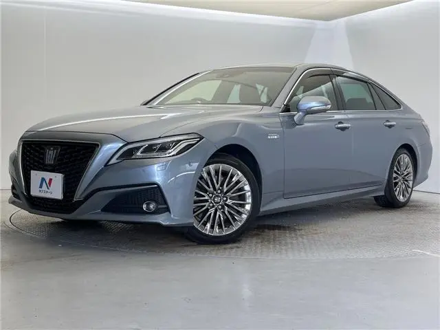 2018 Toyota Crown Hybrid G-Executive - photo 1 2018 Toyota Crown Hybrid G-Executive Silver Sedan for sale, Japanese used car export - photo 1 of 30 | GULJI TRADERS