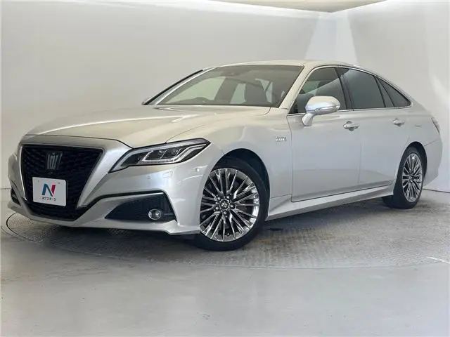 2018 Toyota Crown Hybrid G-Executive - photo 1 2018 Toyota Crown Hybrid G-Executive Silver Sedan for sale, Japanese used car export - photo 1 of 30 | GULJI TRADERS