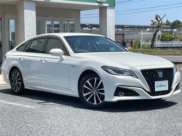 2018 Toyota Crown Hybrid S C Package - photo 1 2018 Toyota Crown Hybrid S C Package Pearl Sedan for sale, Japanese used car export - photo 1 of 15 | GULJI TRADERS