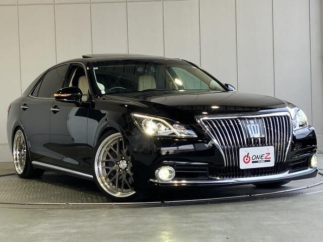 2016 Toyota Crown Majesta 3.5 - photo 1 2016 Toyota Crown Majesta 3.5 Sedan for sale, Japanese used car export - photo 1 of 10 | GULJI TRADERS