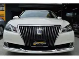 2017 Toyota Crown Majesta F version White Sedan for sale, Japanese used car export - photo 4 of 9 | GULJI TRADERS