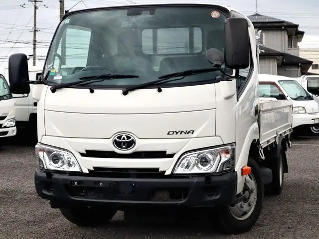 2021 Toyota Dyna Truck Flatbed truck, 2-ton load capacity, standard 10-foot body, Justlow, gross vehicle weight less than 5 tons. White Truck for sale, Japanese used car export - photo 1 of 6 | GULJI TRADERS