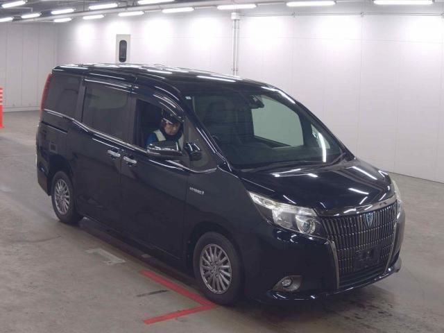 2017 Toyota Esquire Hybrid Gi - photo 1 2017 Toyota Esquire Hybrid Gi Sedan for sale, Japanese used car export - photo 1 of 2 | GULJI TRADERS