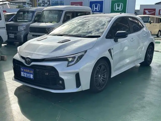 2023 Toyota GR Corolla 1.6 RZ 4WD, aftermarket alloy wheels, navigation system, ETC unit. Pearl Sedan for sale, Japanese used car export | GULJI TRADERS