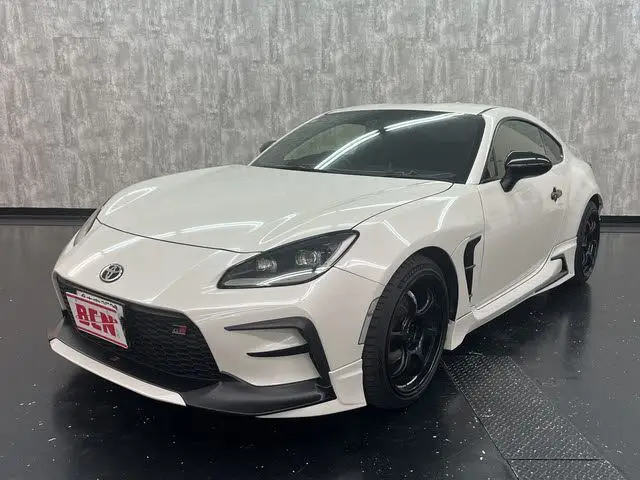 2023 Toyota GR86 RZ White Coupe for sale, Japanese used car export - photo 1 of 28 | GULJI TRADERS