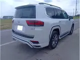 2026 Toyota Land Cruiser Rear entertainment system / Cool box / Modellista / ZX Pearl Jeep for sale, Japanese used car export - photo 5 of 32 | GULJI TRADERS