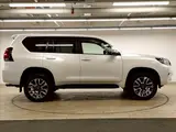 2023 Toyota Land Cruiser Prado ◆TX “L Package” 5-seater Pearl Jeep for sale, Japanese used car export - photo 18 of 20 | GULJI TRADERS