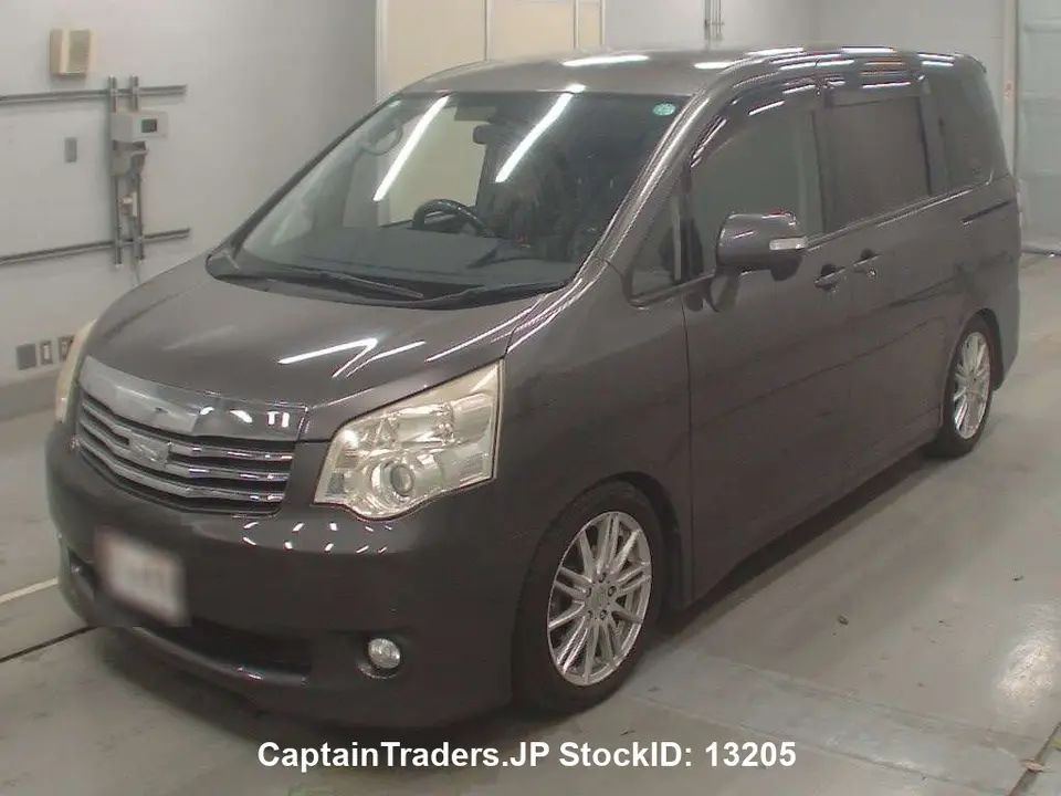 2013 Toyota Noah - photo 1 2013 Toyota Noah GRAY Van for sale, Japanese used car export - photo 1 of 14 | GULJI TRADERS