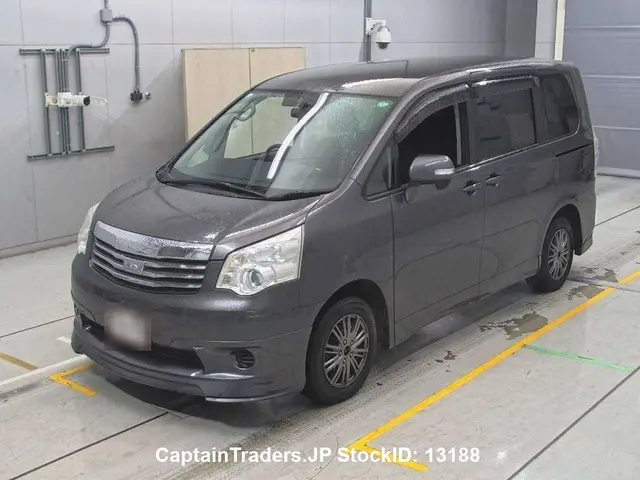 2013 Toyota Noah - photo 1 2013 Toyota Noah GRAY Van for sale, Japanese used car export | GULJI TRADERS
