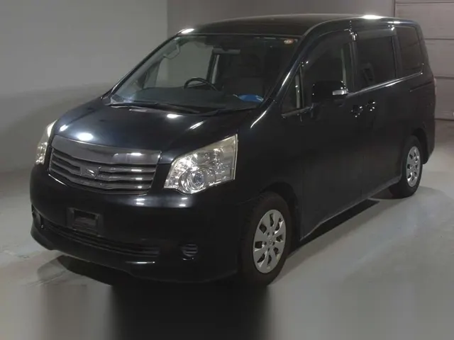 2013 Toyota Noah Push Start X Smart Edition Registration Year / Month 2013 / 9 Steering Right Manufacture Year / Month 2013 / 9 Seats 8 Mileage 129 Van for sale, Japanese used car export | GULJI TRADERS