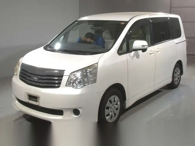 2013 Toyota Noah X Limited Pearl Van for sale, Japanese used car export | GULJI TRADERS
