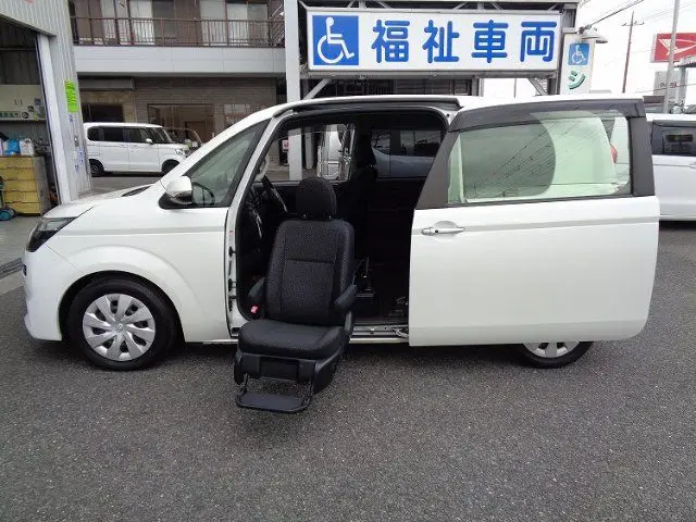 2017 Toyota Spade 1.5 F Welcab Passenger Seat Lift-Up Seat Pearl Van for sale, Japanese used car export | GULJI TRADERS