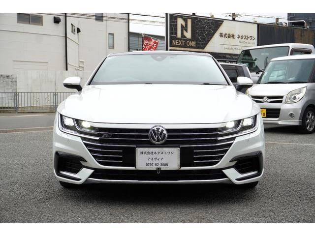 2018 Volkswagen Arteon TSI 4Motion R-Line Adapter - photo 1 2018 Volkswagen Arteon TSI 4Motion R-Line Adapter White Sedan for sale, Japanese used car export - photo 1 of 7 | GULJI TRADERS