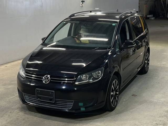2013 Volkswagen Golf Touran TSI Sedan for sale, Japanese used car export - photo 1 of 3 | GULJI TRADERS