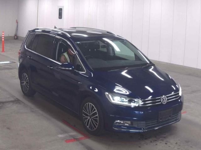 2017 Volkswagen Golf Touran TSI - photo 1 2017 Volkswagen Golf Touran TSI Sedan for sale, Japanese used car export - photo 1 of 5 | GULJI TRADERS