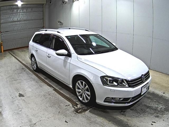 2011 Volkswagen Passat Variant Sedan for sale, Japanese used car export - photo 1 of 3 | GULJI TRADERS