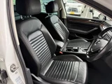 2017 Volkswagen Passat Variant Sedan for sale, Japanese used car export - photo 2 of 9 | GULJI TRADERS