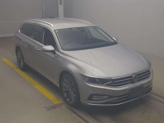 2021 Volkswagen Passat Variant - photo 1 2021 Volkswagen Passat Variant Sedan for sale, Japanese used car export - photo 1 of 8 | GULJI TRADERS