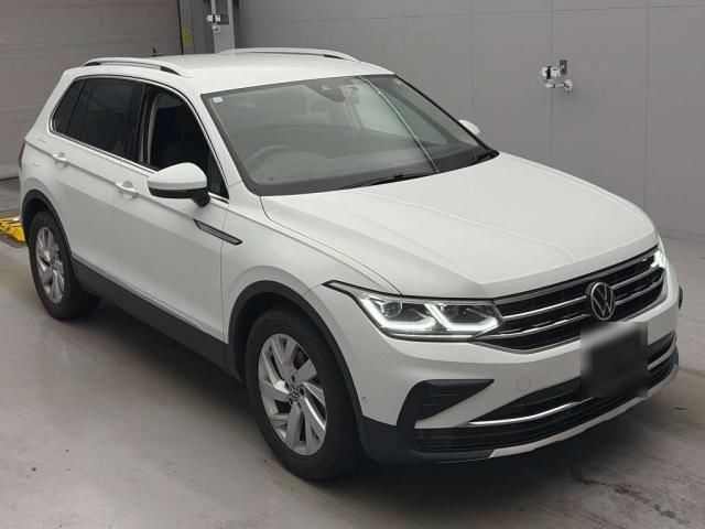 2023 Volkswagen Tiguan TSI - photo 1 2023 Volkswagen Tiguan TSI Sedan for sale, Japanese used car export - photo 1 of 9 | GULJI TRADERS