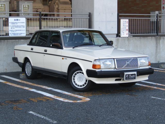 1989 Volvo 240 GL - photo 1 1989 Volvo 240 GL White Sedan for sale, Japanese used car export - photo 1 of 18 | GULJI TRADERS