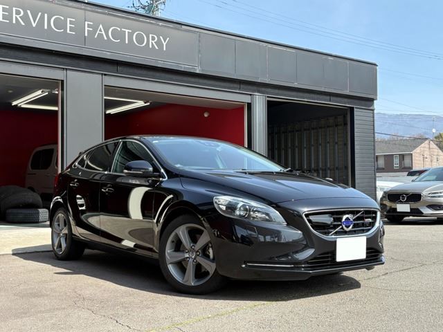 2013 Volvo V40 T4 SE - photo 1 2013 Volvo V40 T4 SE Sedan for sale, Japanese used car export - photo 1 of 30 | GULJI TRADERS