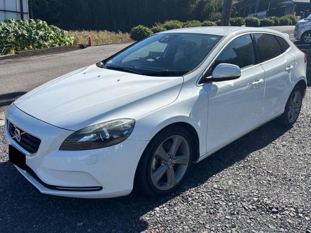 2013 Volvo V40 T4 SE Sedan for sale, Japanese used car export - photo 1 of 40 | GULJI TRADERS