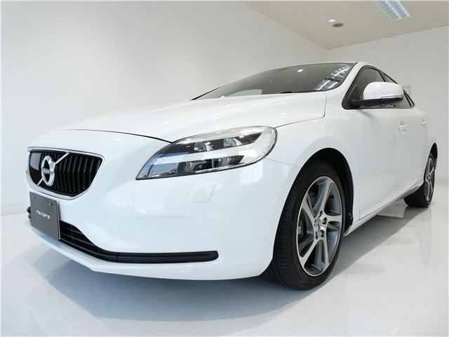2016 Volvo V40 D4 - photo 1 2016 Volvo V40 D4 Sedan for sale, Japanese used car export - photo 1 of 40 | GULJI TRADERS