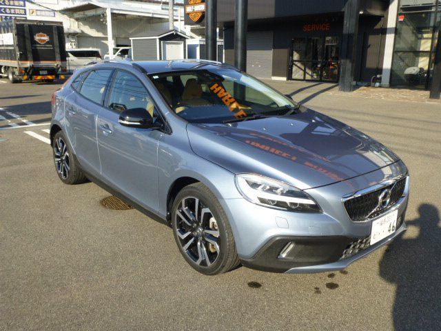 2017 Volvo V40 T5 AWD 4WD Sedan for sale, Japanese used car export - photo 1 of 24 | GULJI TRADERS